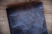 Laden des Bilds im Galerie-Viewer, Gefütterte nachhaltige Laptop Hülle 13–14 Zoll aus Blattleder – Handgenähte vegane Laptoptasche, wasserabweisendes Laptop Case, Unikat für MacBook Air & Pro in Marineblau