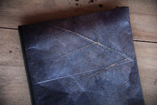Laden des Bilds im Galerie-Viewer, Gefütterte nachhaltige Laptop Hülle 13–14 Zoll aus Blattleder – Handgenähte vegane Laptoptasche, wasserabweisendes Laptop Case, Unikat für MacBook Air & Pro in Marineblau
