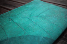 Charger l'image dans la galerie, Detailansicht: Einzigartige Blattstruktur auf der Oberfläche