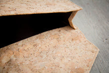 Laden des Bilds im Galerie-Viewer, Nachhaltige vegane Laptoptasche 13–14" aus Kork – MacBook Hülle, handgemacht mit Magnetverschluss, Natur