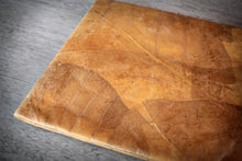 Indlæs billede til gallerivisning Close‑up: texture and leaf pattern of the yellow laptop sleeve made from eco‑friendly material