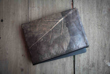 Afbeelding in Gallery-weergave laden, Gefütterte nachhaltige Laptop Hülle 13–14 Zoll aus Blattleder – Handgenähte vegane Laptoptasche, wasserabweisendes Laptop Case, Unikat für MacBook Air & Pro in grau -metallic/ dunkelbraun