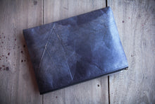 Laden des Bilds im Galerie-Viewer, Gefütterte nachhaltige Laptop Hülle 13–14 Zoll aus Blattleder – Handgenähte vegane Laptoptasche, wasserabweisendes Laptop Case, Unikat für MacBook Air & Pro in Marineblau