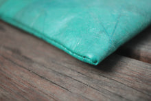 Indlæs billede til gallerivisning Vegan laptop case made from recycled leaves on wooden table