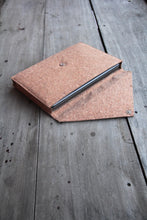 Laden des Bilds im Galerie-Viewer, Gefütterte 15–16 Zoll Laptoptasche aus Kork | Nachhaltige vegane Laptop Hülle mit Magnetverschluss, wasserabweisend für MacBook Air & Pro, Natur