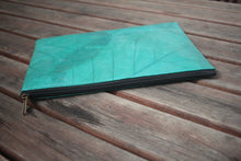 Charger l'image dans la galerie, Schlankes Design der Laptop-Hülle in Türkis