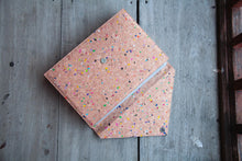 Afbeelding in Gallery-weergave laden, Gefütterte 15–16 Zoll Laptoptasche aus Kork | Nachhaltige vegane Laptop Hülle mit Magnetverschluss, wasserabweisend für MacBook Air & Pro, Farbakzenten