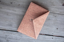 Laden des Bilds im Galerie-Viewer, Gefütterte 15–16 Zoll Laptoptasche aus Kork | Nachhaltige vegane Laptop Hülle mit Magnetverschluss, wasserabweisend für MacBook Air & Pro, Natur