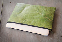 Carica l'immagine nel visualizzatore di Gallery, Vegan laptop case made from recycled leaves on wooden table