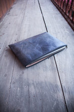 Laden des Bilds im Galerie-Viewer, Gefütterte nachhaltige Laptop Hülle 13–14 Zoll aus Blattleder – Handgenähte vegane Laptoptasche, wasserabweisendes Laptop Case, Unikat für MacBook Air & Pro in Marineblau