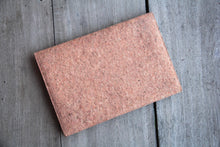 Laden des Bilds im Galerie-Viewer, Gefütterte 15–16 Zoll Laptoptasche aus Kork | Nachhaltige vegane Laptop Hülle mit Magnetverschluss, wasserabweisend für MacBook Air & Pro, Natur