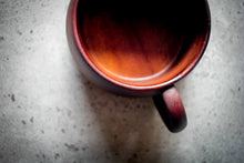 Laden des Bilds im Galerie-Viewer, Rückansicht der Holztasse auf dem Unterteller