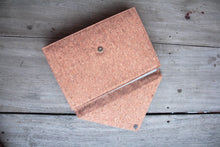 Laden des Bilds im Galerie-Viewer, Gefütterte 15–16 Zoll Laptoptasche aus Kork | Nachhaltige vegane Laptop Hülle mit Magnetverschluss, wasserabweisend für MacBook Air & Pro, Natur