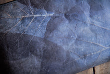 Laden des Bilds im Galerie-Viewer, Gefütterte nachhaltige Laptop Hülle 13–14 Zoll aus Blattleder – Handgenähte vegane Laptoptasche, wasserabweisendes Laptop Case, Unikat für MacBook Air & Pro in Marineblau