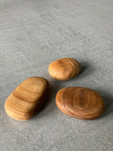 Laden des Bilds im Galerie-Viewer, Design Kühlschrank-Magnet , Tafelmagnet aus Holz, 3er-Set