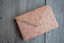 Afbeelding in Gallery-weergave laden, Gefütterte 15–16 Zoll Laptoptasche aus Kork | Nachhaltige vegane Laptop Hülle mit Magnetverschluss, wasserabweisend für MacBook Air & Pro, Farbakzenten