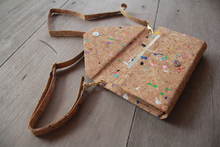 Cargar imagen en el visor de la galería, Bolso/billetera de corcho con detalles de color