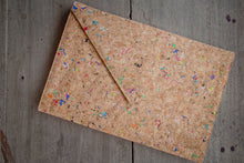 Laden des Bilds im Galerie-Viewer, Nachhaltige vegane Laptoptasche 13–14" aus Kork – MacBook Hülle, handgemacht mit Magnetverschluss, farbigen Akzenten