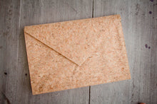 Laden des Bilds im Galerie-Viewer, Nachhaltige vegane Laptoptasche 13–14" aus Kork – MacBook Hülle, handgemacht mit Magnetverschluss, Natur