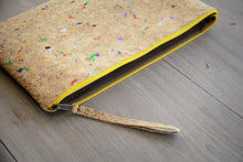 Laden des Bilds im Galerie-Viewer, 13–14" nachhaltige vegane Laptoptasche aus Kork, MacBook Hülle, Farbakzenten-gelber Zipper