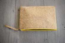 Laden des Bilds im Galerie-Viewer, 13–14" nachhaltige vegane Laptoptasche aus Kork, MacBook Hülle - Natur gelber Zipper