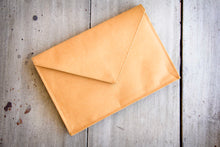 Laden des Bilds im Galerie-Viewer, Handgefertigte Laptoptasche aus Kraftpapier mit Magnetverschluss für 15–16 Zoll MacBook