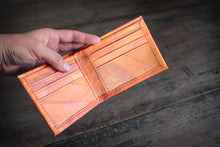 Laden des Bilds im Galerie-Viewer, Portemonnaie aus recycelten Blättern in braun