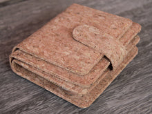Laden des Bilds im Galerie-Viewer, Portemonnaie handmade aus Kork mit Zipper