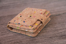 Charger l'image dans la galerie, Portemonnaie aus Kork mit Farbakzenten und Zipper