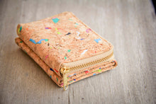 Cargar imagen en el visor de la galería, Cartera/billetera de corcho con detalles de color