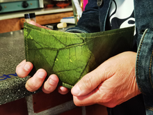 Carica l'immagine nel visualizzatore di Gallery, Portemonnaie aus recycelten Blättern in grün