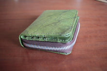 Laden des Bilds im Galerie-Viewer, Nachhaltiges Portemonnaie aus recycelten Blättern in grün mit Zipper – vegan & umweltfreundlich
