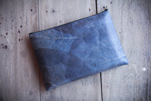 Laden des Bilds im Galerie-Viewer, Gefütterte nachhaltige Laptop Hülle 13–14 Zoll aus Blattleder – Handgenähte vegane Laptoptasche, wasserabweisendes Laptop Case, Unikat für MacBook Air & Pro in Marineblau