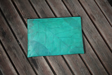 Charger l'image dans la galerie, Sustainable 15–16 inch laptop sleeve made from recycled leaves in turquoise