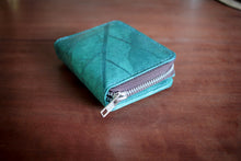 Laden des Bilds im Galerie-Viewer, Nachhaltiges Portemonnaie aus recycelten Blättern in türkis mit Zipper – vegan & umweltfreundlich