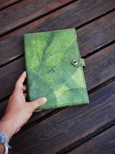 Laden des Bilds im Galerie-Viewer, Notizbuch A5 unliniert, Nachhaltiges Journal aus echten Blättern, Tagebuch Blanko, Eco Friendly Sketchbook in grün, Geschenk für Sie & Ihn