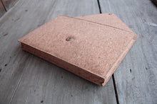 Laden des Bilds im Galerie-Viewer, Gefütterte 15–16 Zoll Laptoptasche aus Kork | Nachhaltige vegane Laptop Hülle mit Magnetverschluss, wasserabweisend für MacBook Air & Pro, Natur