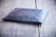 Laden des Bilds im Galerie-Viewer, Gefütterte nachhaltige Laptop Hülle 13–14 Zoll aus Blattleder – Handgenähte vegane Laptoptasche, wasserabweisendes Laptop Case, Unikat für MacBook Air & Pro in Marineblau