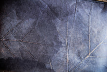 Laden des Bilds im Galerie-Viewer, Gefütterte nachhaltige Laptop Hülle 13–14 Zoll aus Blattleder – Handgenähte vegane Laptoptasche, wasserabweisendes Laptop Case, Unikat für MacBook Air & Pro in Marineblau