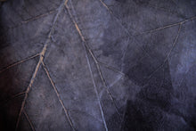 Laden des Bilds im Galerie-Viewer, Gefütterte nachhaltige Laptop Hülle 13–14 Zoll aus Blattleder – Handgenähte vegane Laptoptasche, wasserabweisendes Laptop Case, Unikat für MacBook Air & Pro in Marineblau