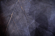 Laden des Bilds im Galerie-Viewer, Gefütterte nachhaltige Laptop Hülle 13–14 Zoll aus Blattleder – Handgenähte vegane Laptoptasche, wasserabweisendes Laptop Case, Unikat für MacBook Air & Pro in Marineblau