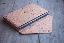 Afbeelding in Gallery-weergave laden, Gefütterte 15–16 Zoll Laptoptasche aus Kork | Nachhaltige vegane Laptop Hülle mit Magnetverschluss, wasserabweisend für MacBook Air & Pro, Farbakzenten