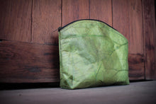 Carica l'immagine nel visualizzatore di Gallery, Kosmetiktasche aus Blattleder | Kulturbeutel Damen | nachhaltige Kulturtasche Herren | Vegane Schminktasche | ausgefallenes Hochzeitsgeschenk in grün