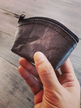 Afbeelding in Gallery-weergave laden, Portemonnaie / Mini-Etui aus recycelten Blättern in schwarz