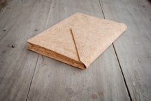Laden des Bilds im Galerie-Viewer, Nachhaltige vegane Laptoptasche 13–14" aus Kork – MacBook Hülle, handgemacht mit Magnetverschluss, Natur
