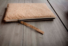 Laden des Bilds im Galerie-Viewer, 13–14" nachhaltige vegane Laptoptasche aus Kork, MacBook Hülle - Natur