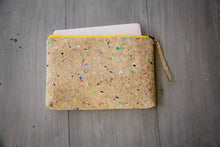 Laden des Bilds im Galerie-Viewer, 13–14" nachhaltige vegane Laptoptasche aus Kork, MacBook Hülle, Farbakzenten-gelber Zipper