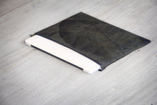 Load image into Gallery viewer, Nachhaltige Laptop-Hülle 13–14 Zoll aus recycelten Blättern in Schwarz-Grau