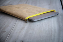 Charger l'image dans la galerie, Nachhaltige, vegane Laptoptasche mit Polsterung und Lederoptik