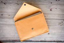 Laden des Bilds im Galerie-Viewer, Nachhaltige, vegane LaptopHülle mit weichem Innenfutter und Lederoptik. Wasserabweisende Laptoptasche aus Kraftpapier